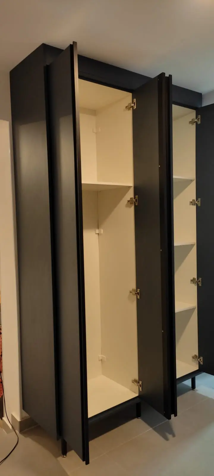 Imagem armário preto aberto