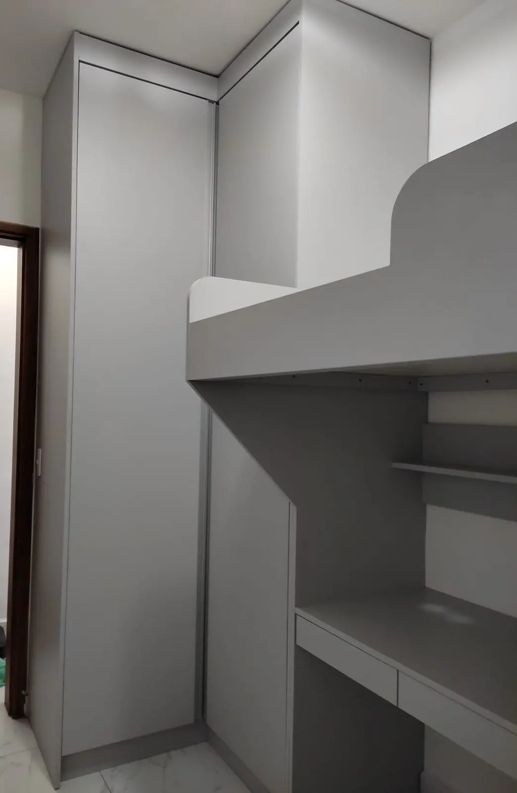 Imagem armário e bancada de estudos cinza claro