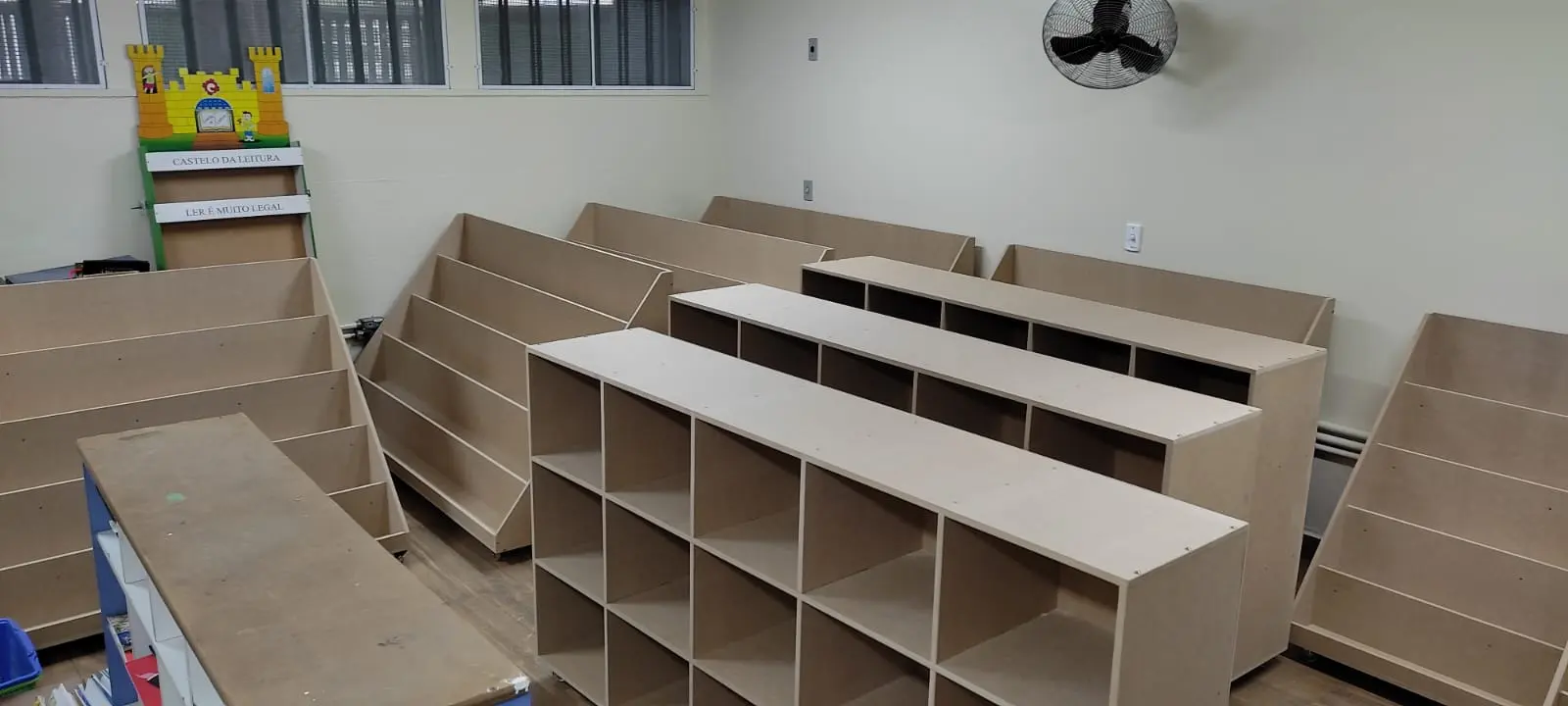 Imagem de estante de livros escolares